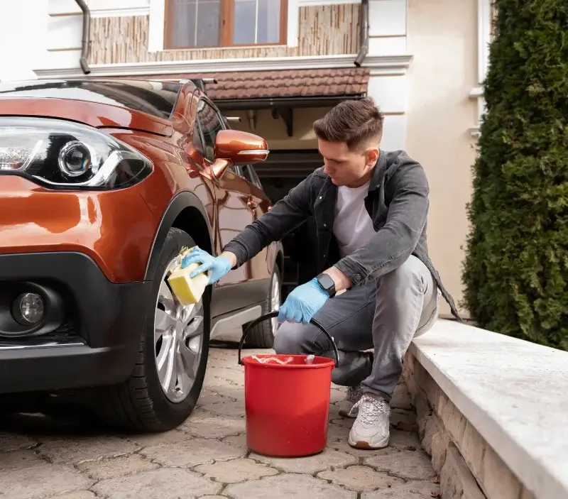 Lavage auto à domicile Chapelle-Royale : professionnel intervenant sur un véhicule
